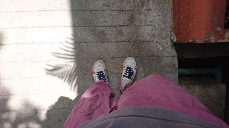 วันนี้ใส่รองเท้าไม่แตะออกมาร้านกาแฟ